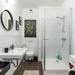 Apartment Stylish Oasis With Ac And Parking